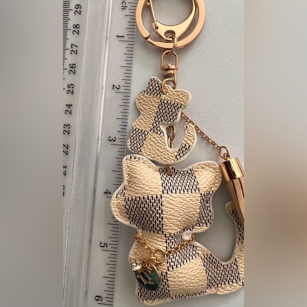 NWOT Cream Colored Checkered Kitty Keychain - Picture 3 of 4